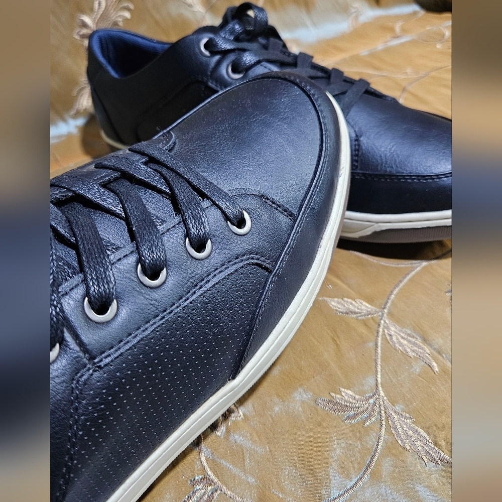 Men's Black Leather Casual Sneakers - Picture 8 of 17